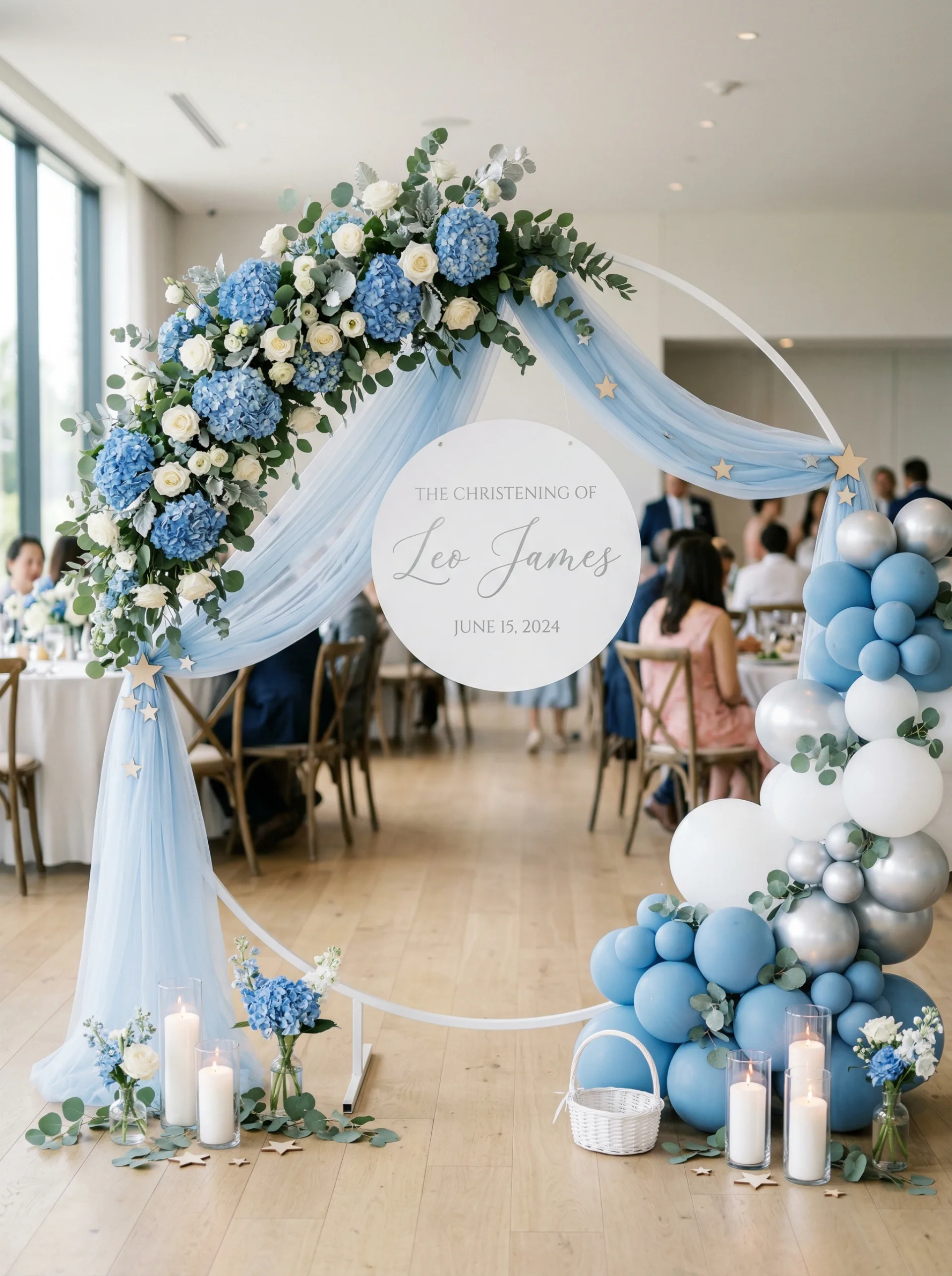 Ścianka na chrzest dla chłopca — niebieskie hortensje i białe róże